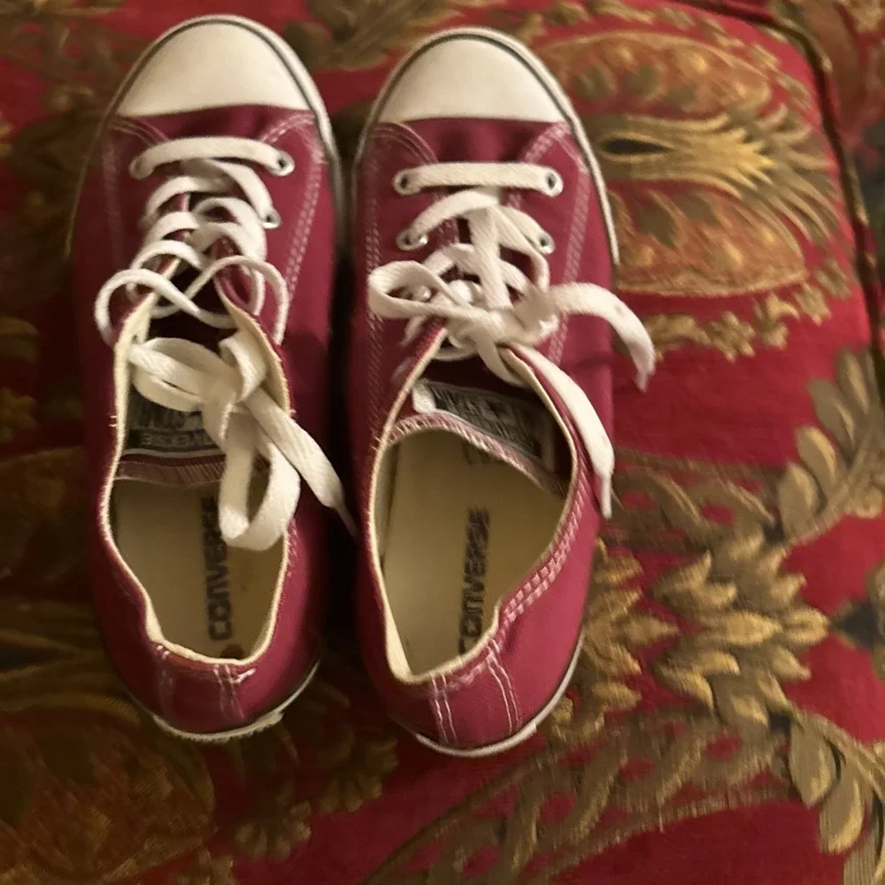 chuck taylor converse low top Girls Youth Size 3 Burgundy